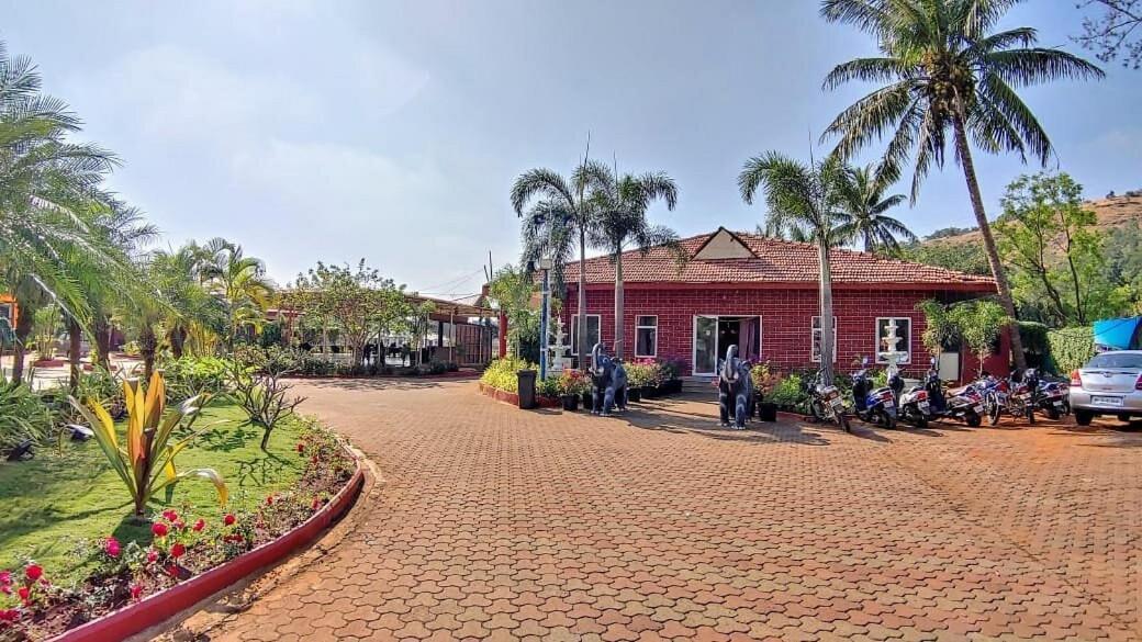 Whispering Woods Resort Лонавала Экстерьер фото