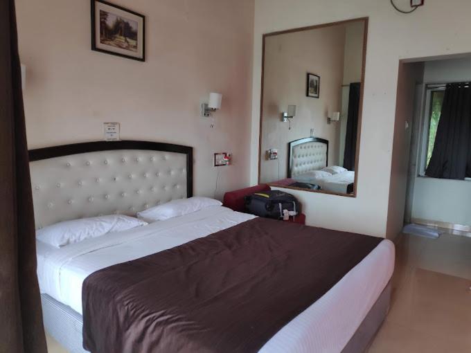 Whispering Woods Resort Лонавала Экстерьер фото