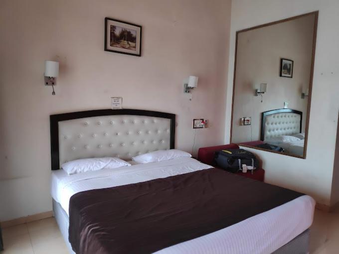Whispering Woods Resort Лонавала Экстерьер фото